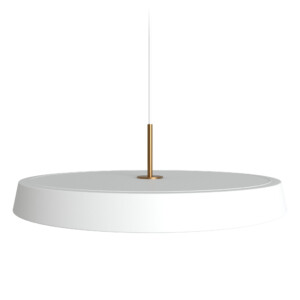 Valkoinen Kimber-kattovalaisin messinkisellä varrella. Valaisimen halkaisija 50 senttimetriä. Valaisimessa on kiinteä TRIAC-himmennettävä 37 W LED.