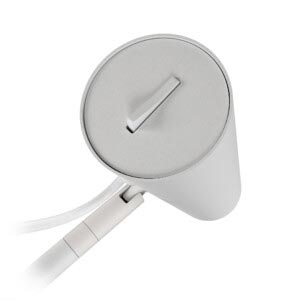 Valkoinen Spot-pöytävalaisin. Valaisimen virtakytkin sijoitettu valaisimen yläosaan käytön helpottamiseksi.